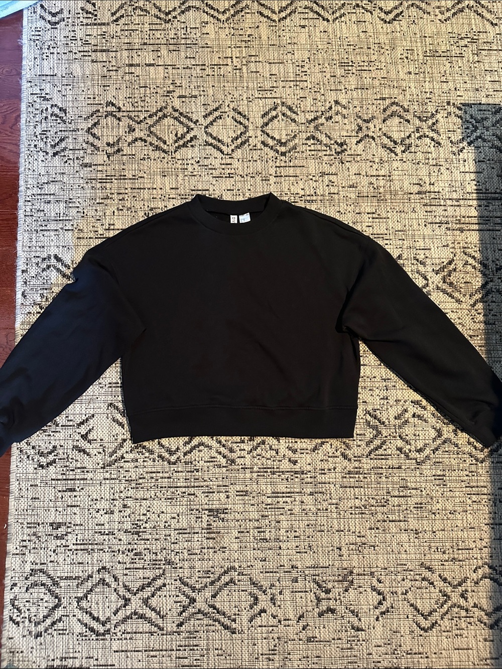 H&M Black Crewneck Sweatshirt - Minimal Pullover